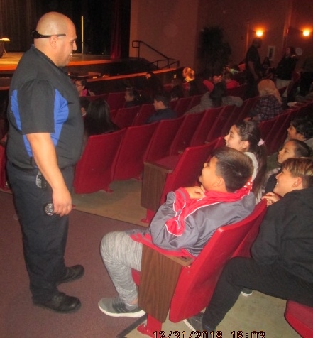 Patrolman Anthony Flores w Cobre 5th graders